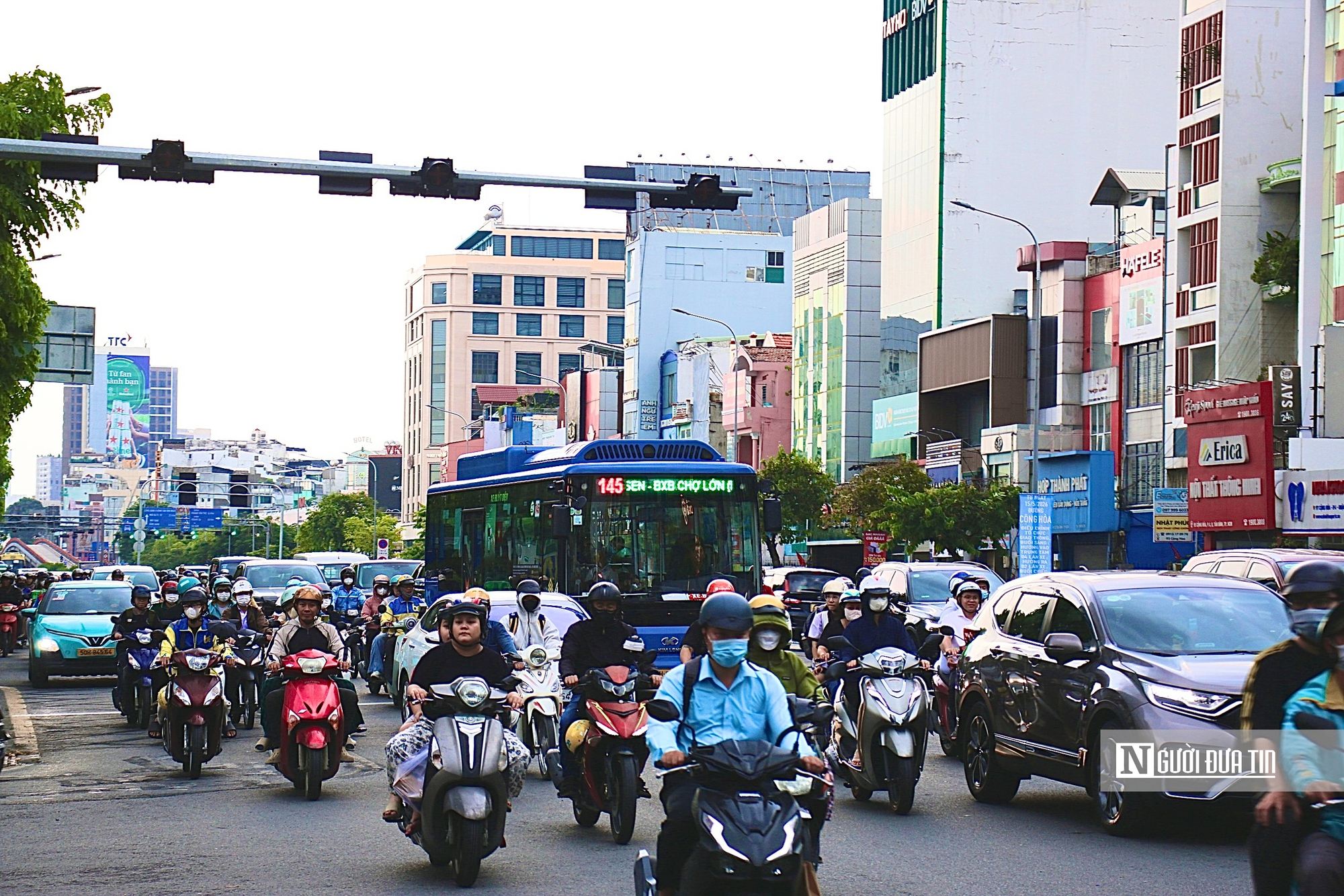 “Đảo chiều” dòng xe ở cửa ngõ sân bay: Đường Cộng Hòa giảm nghẹt giờ tan tầm- Ảnh 5. “Đảo chiều” dòng xe ở cửa ngõ sân bay: Đường Cộng Hòa giảm nghẹt giờ tan tầm- Ảnh 5.