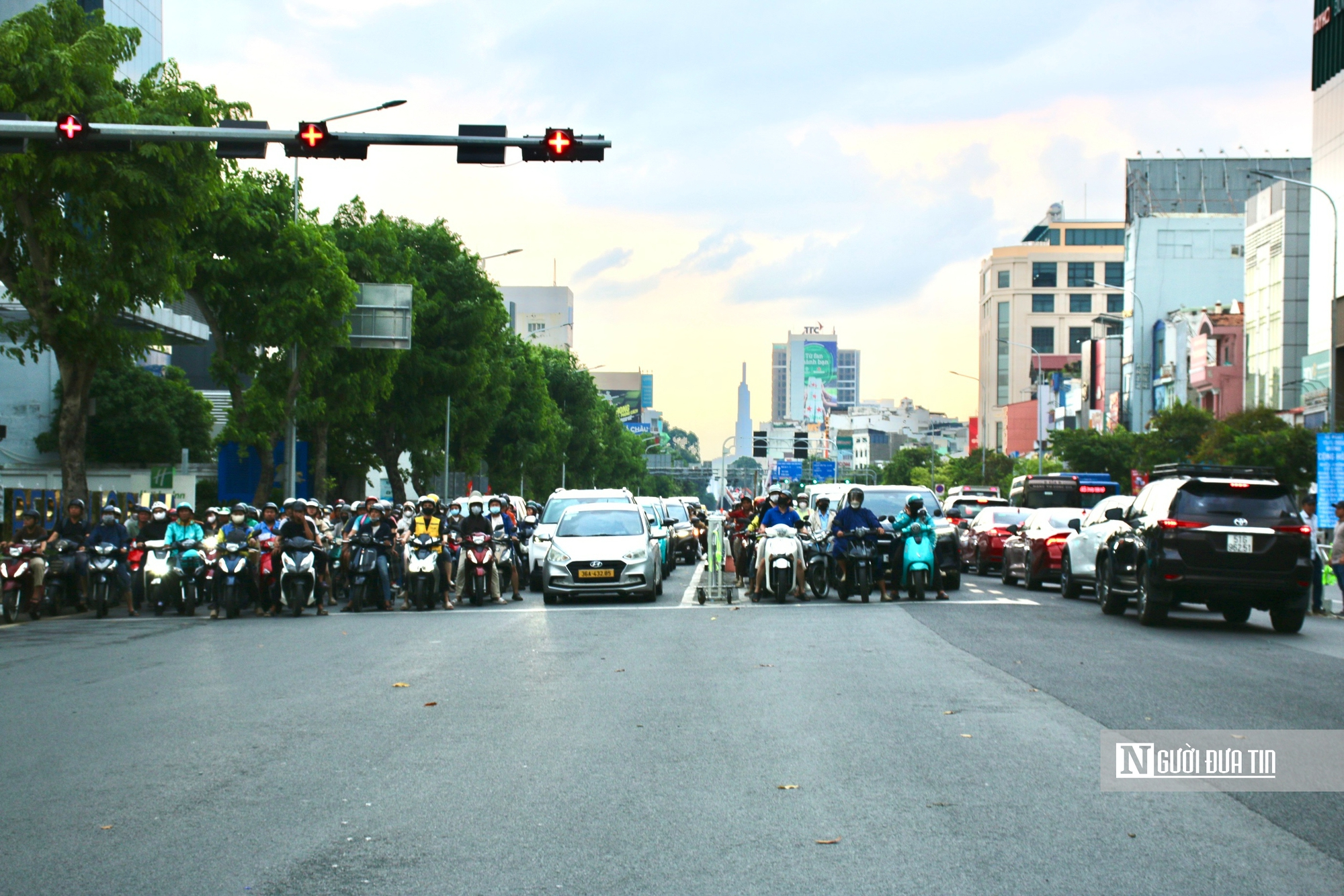 “Đảo chiều” dòng xe ở cửa ngõ sân bay: Đường Cộng Hòa giảm nghẹt giờ tan tầm- Ảnh 6. “Đảo chiều” dòng xe ở cửa ngõ sân bay: Đường Cộng Hòa giảm nghẹt giờ tan tầm- Ảnh 6.