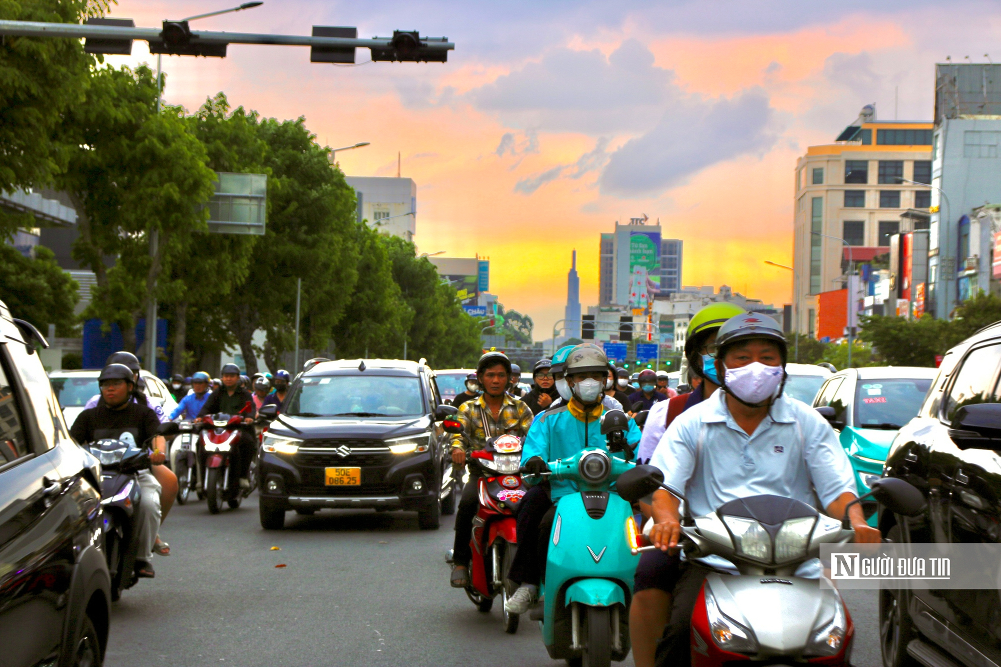 “Đảo chiều” dòng xe ở cửa ngõ sân bay: Đường Cộng Hòa giảm nghẹt giờ tan tầm- Ảnh 7. “Đảo chiều” dòng xe ở cửa ngõ sân bay: Đường Cộng Hòa giảm nghẹt giờ tan tầm- Ảnh 7.