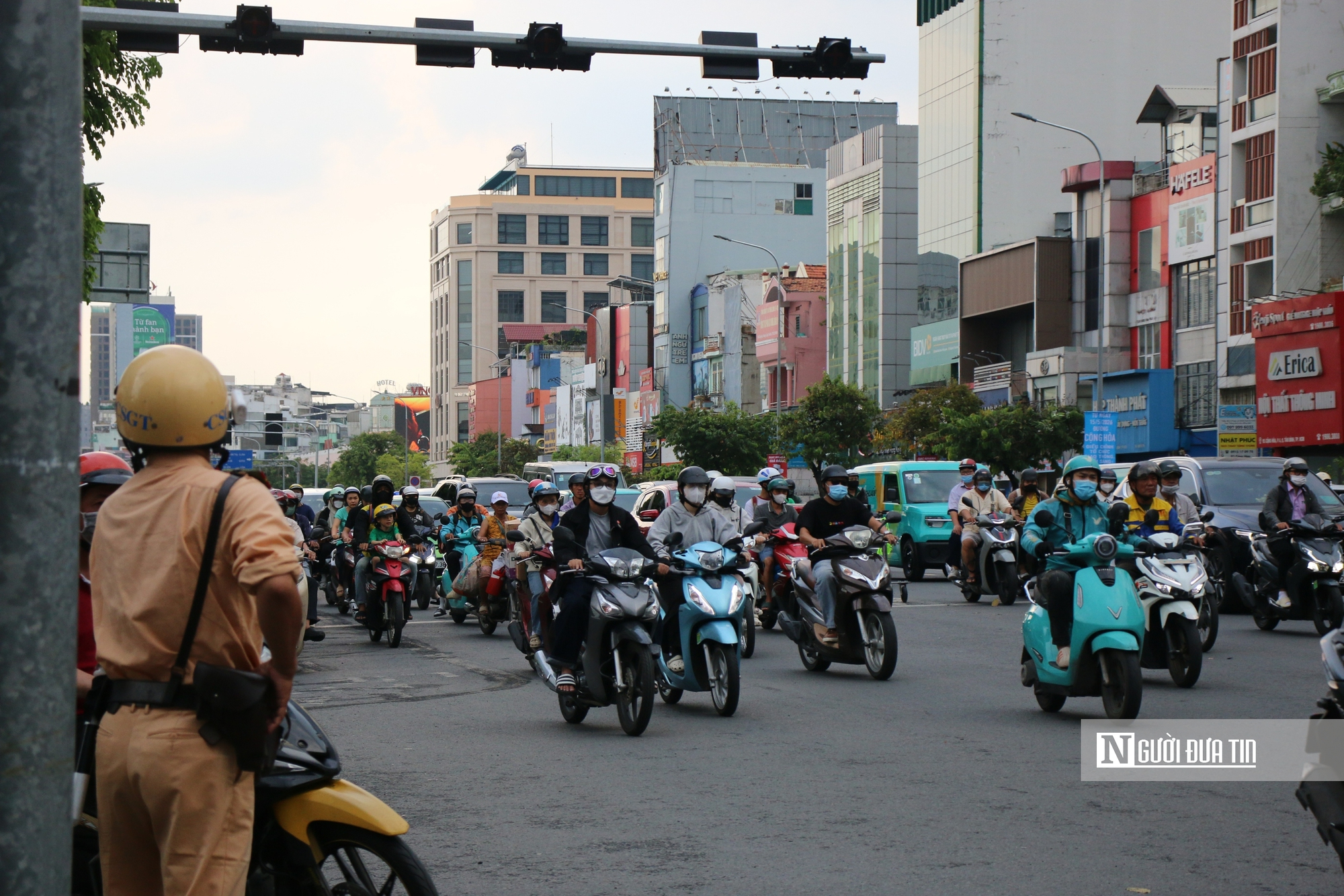“Đảo chiều” dòng xe ở cửa ngõ sân bay: Đường Cộng Hòa giảm nghẹt giờ tan tầm- Ảnh 9. “Đảo chiều” dòng xe ở cửa ngõ sân bay: Đường Cộng Hòa giảm nghẹt giờ tan tầm- Ảnh 9.