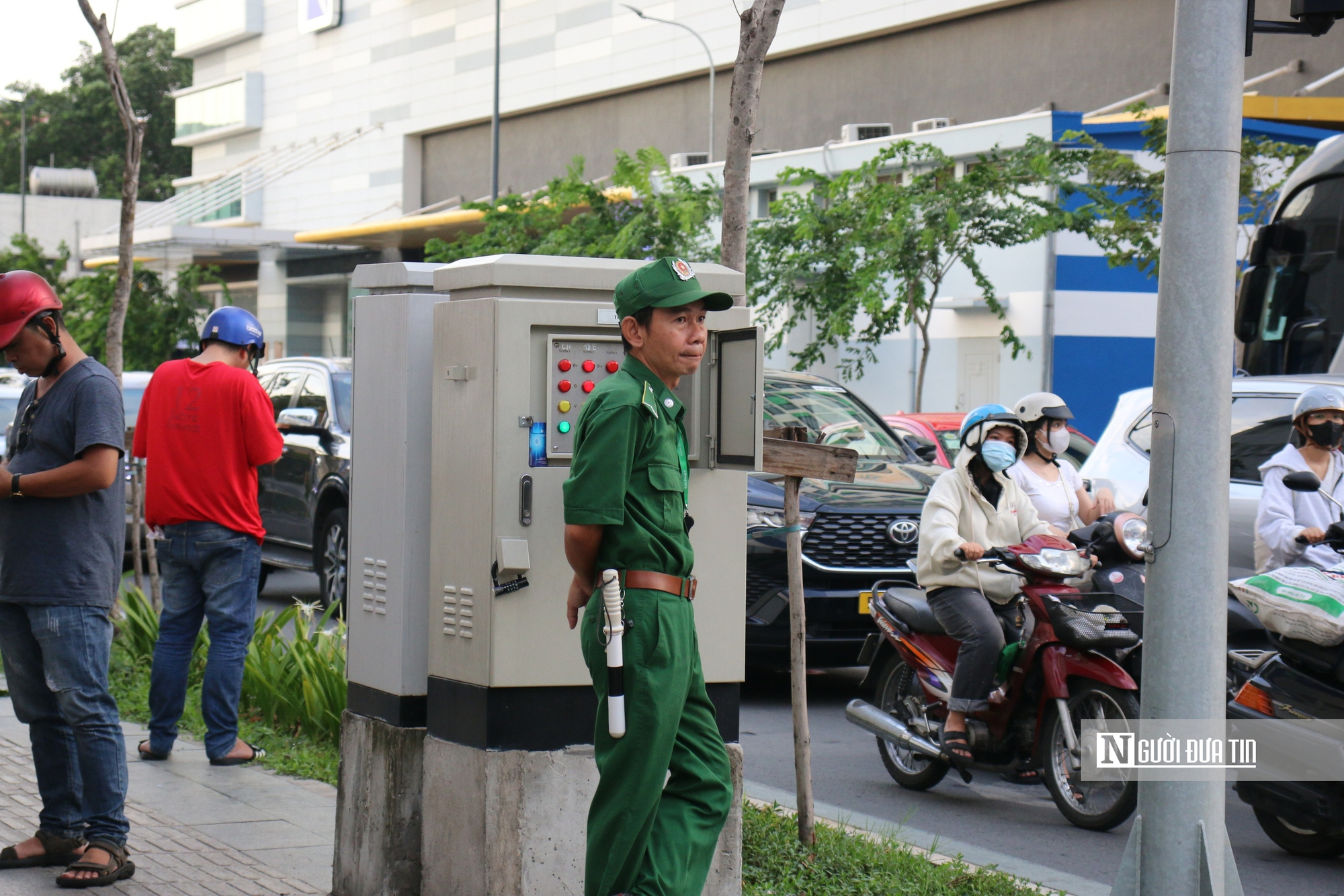 “Đảo chiều” dòng xe ở cửa ngõ sân bay: Đường Cộng Hòa giảm nghẹt giờ tan tầm- Ảnh 10. “Đảo chiều” dòng xe ở cửa ngõ sân bay: Đường Cộng Hòa giảm nghẹt giờ tan tầm- Ảnh 10.