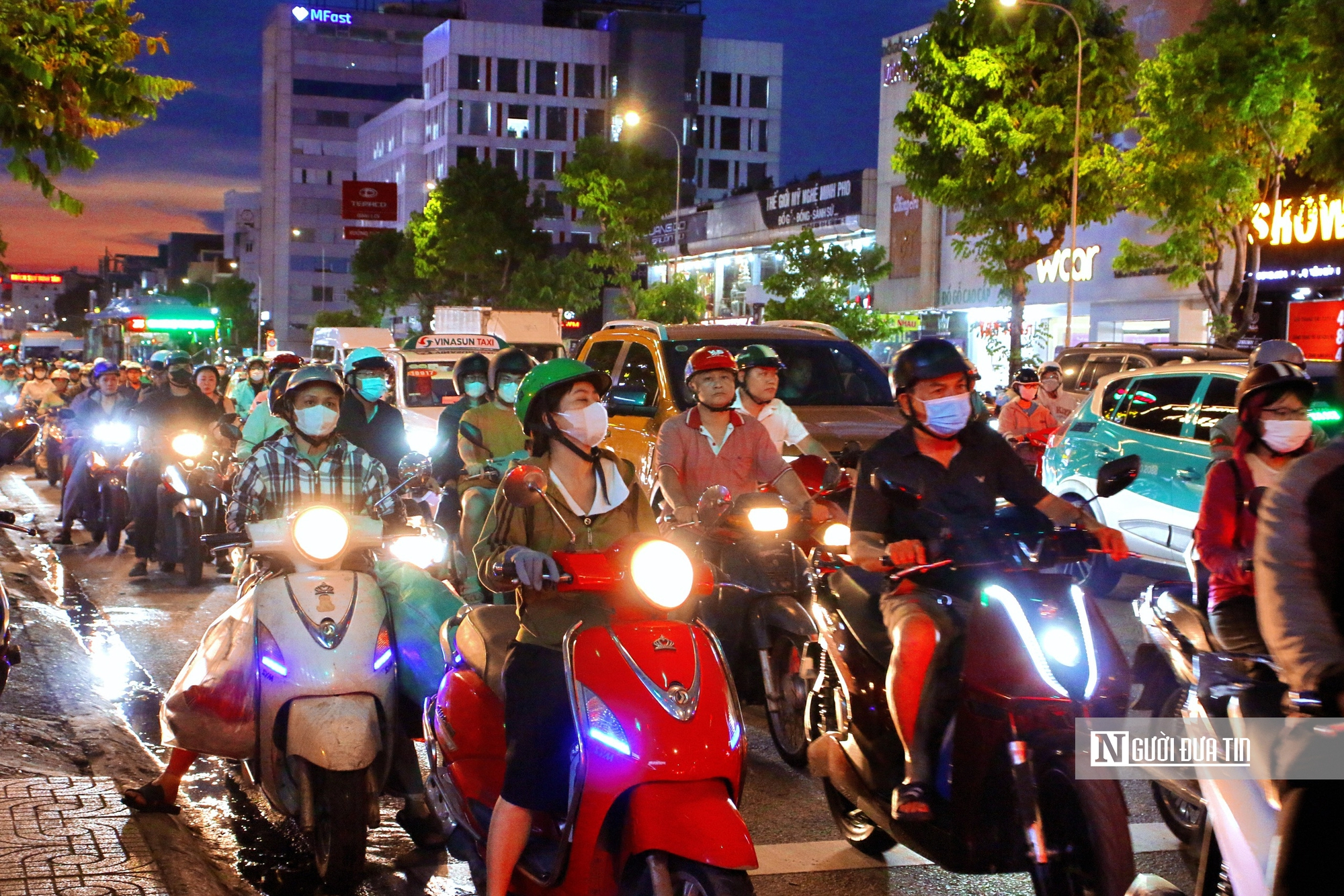 “Đảo chiều” dòng xe ở cửa ngõ sân bay: Đường Cộng Hòa giảm nghẹt giờ tan tầm- Ảnh 17. “Đảo chiều” dòng xe ở cửa ngõ sân bay: Đường Cộng Hòa giảm nghẹt giờ tan tầm- Ảnh 17.