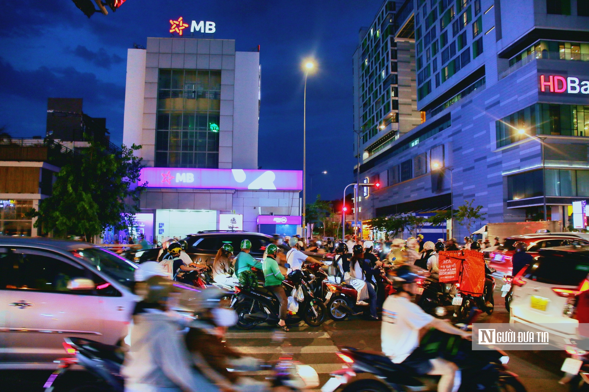 “Đảo chiều” dòng xe ở cửa ngõ sân bay: Đường Cộng Hòa giảm nghẹt giờ tan tầm- Ảnh 21. “Đảo chiều” dòng xe ở cửa ngõ sân bay: Đường Cộng Hòa giảm nghẹt giờ tan tầm- Ảnh 21.