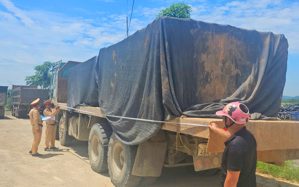 Thanh Hóa bắt, xử phạt hàng loạt xe chở đá khối quá tải, có xe quá 720%- Ảnh 2.