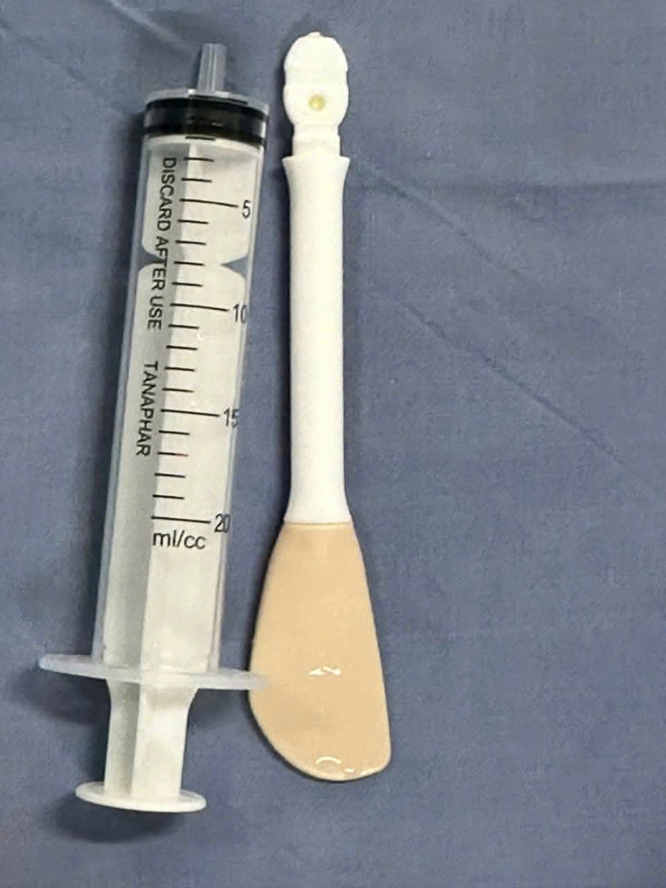 Người phụ nữ 31 tuổi nuốt bàn chải dài 20cm vào bụng - Ảnh 1.
