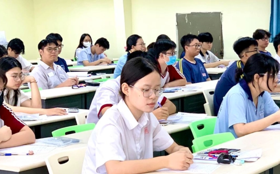 Tp.HCM tính bỏ thi lớp 10, mở rộng xét học bạ: Cuộc đua vào trường công sắp đổi chiều? - Ảnh 1.