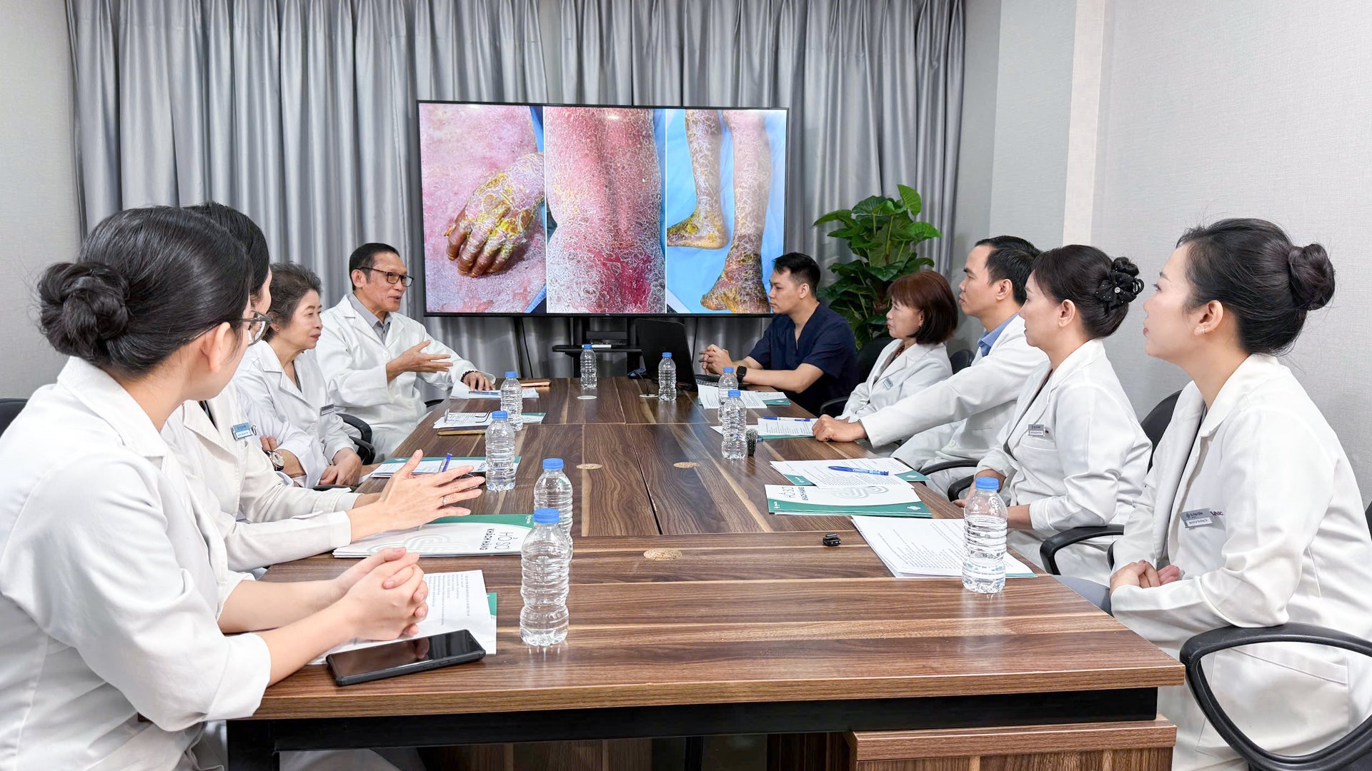 Điều trị vẩy nến hiệu quả tại St. Paul: Khác biệt từ nền tảng chuyên môn và hệ thống đạt chuẩn - Ảnh 2.