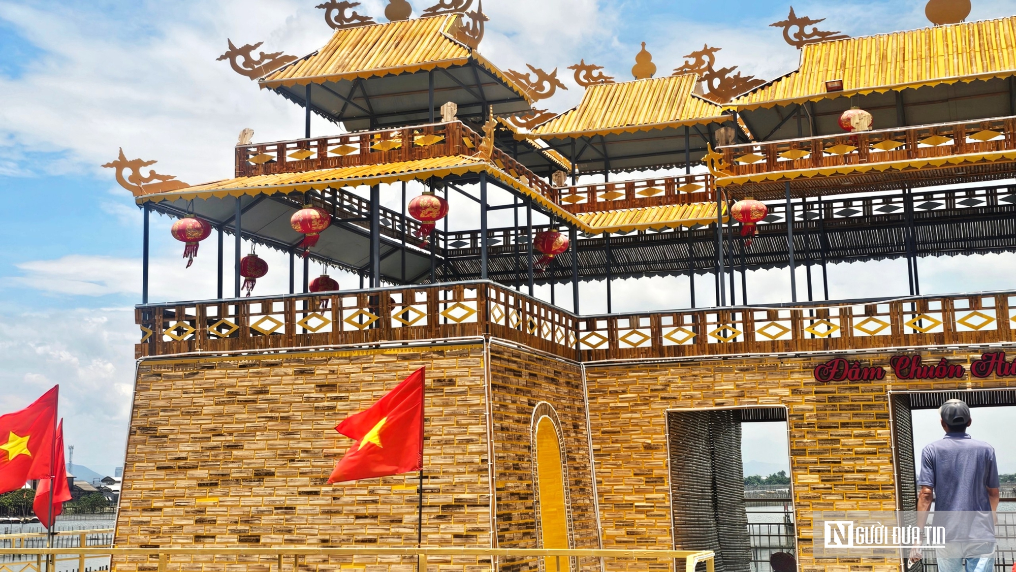 Ngắm m&ocirc; h&igrave;nh cổng Ngọ M&ocirc;n bằng tre độc đ&aacute;o giữa hệ đầm ph&aacute; lớn nhất Đ&ocirc;ng Nam &Aacute;- Ảnh 6.