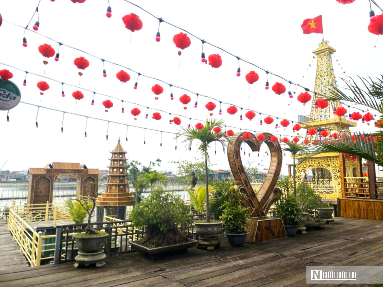 Ngắm m&ocirc; h&igrave;nh cổng Ngọ M&ocirc;n bằng tre độc đ&aacute;o giữa hệ đầm ph&aacute; lớn nhất Đ&ocirc;ng Nam &Aacute;- Ảnh 7.