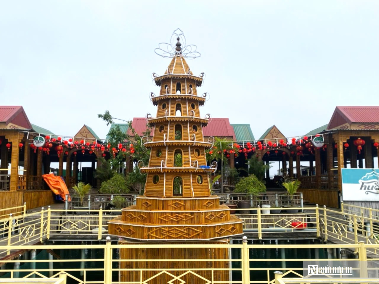 Ngắm m&ocirc; h&igrave;nh cổng Ngọ M&ocirc;n bằng tre độc đ&aacute;o giữa hệ đầm ph&aacute; lớn nhất Đ&ocirc;ng Nam &Aacute;- Ảnh 8.