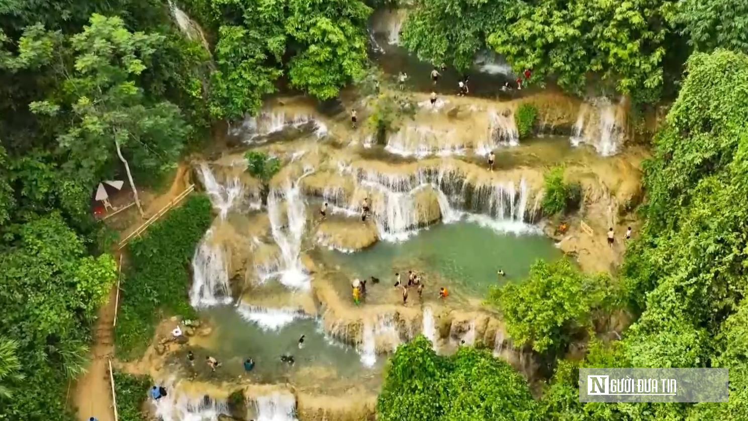 Du khách tìm đến đến dòng thác Mây 9 tầng ở Thanh Hóa trốn nóng ngày đầu hè- Ảnh 1. Du khách tìm đến đến dòng thác Mây 9 tầng ở Thanh Hóa trốn nóng ngày đầu hè- Ảnh 1.