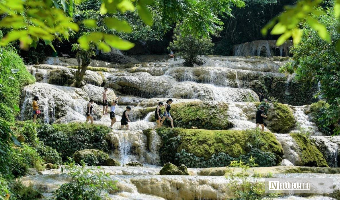 Du khách tìm đến đến dòng thác Mây 9 tầng ở Thanh Hóa trốn nóng ngày đầu hè- Ảnh 2. Du khách tìm đến đến dòng thác Mây 9 tầng ở Thanh Hóa trốn nóng ngày đầu hè- Ảnh 2.
