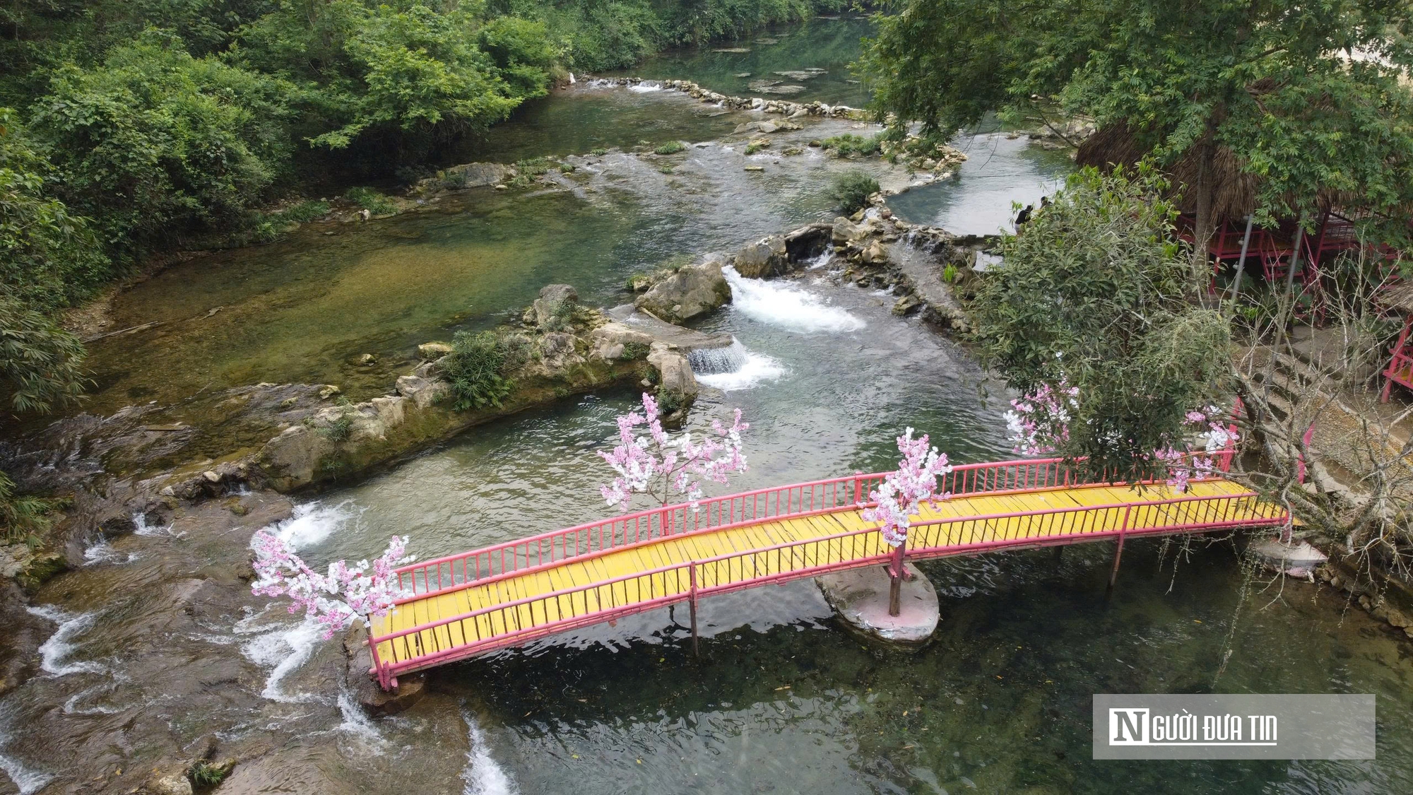 Du khách tìm đến đến dòng thác Mây 9 tầng ở Thanh Hóa trốn nóng ngày đầu hè- Ảnh 6. Du khách tìm đến đến dòng thác Mây 9 tầng ở Thanh Hóa trốn nóng ngày đầu hè- Ảnh 6.