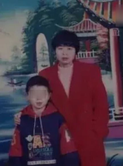 Bồn hoa trung tâm mua sắm hé lộ bí mật động trời về người phụ nữ mất tích năm 1997- Ảnh 1. Bồn hoa trung tâm mua sắm hé lộ bí mật động trời về người phụ nữ mất tích năm 1997- Ảnh 1.