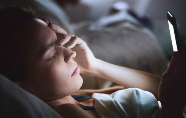 Người phụ nữ "đột quỵ mắt" v&igrave; th&oacute;i quen "cực độc" khi d&ugrave;ng điện thoại - Ảnh 1.