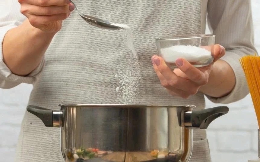 Tăng huyết áp 'kẻ giết người thầm lặng' từ thói quen ăn mặn của người Việt