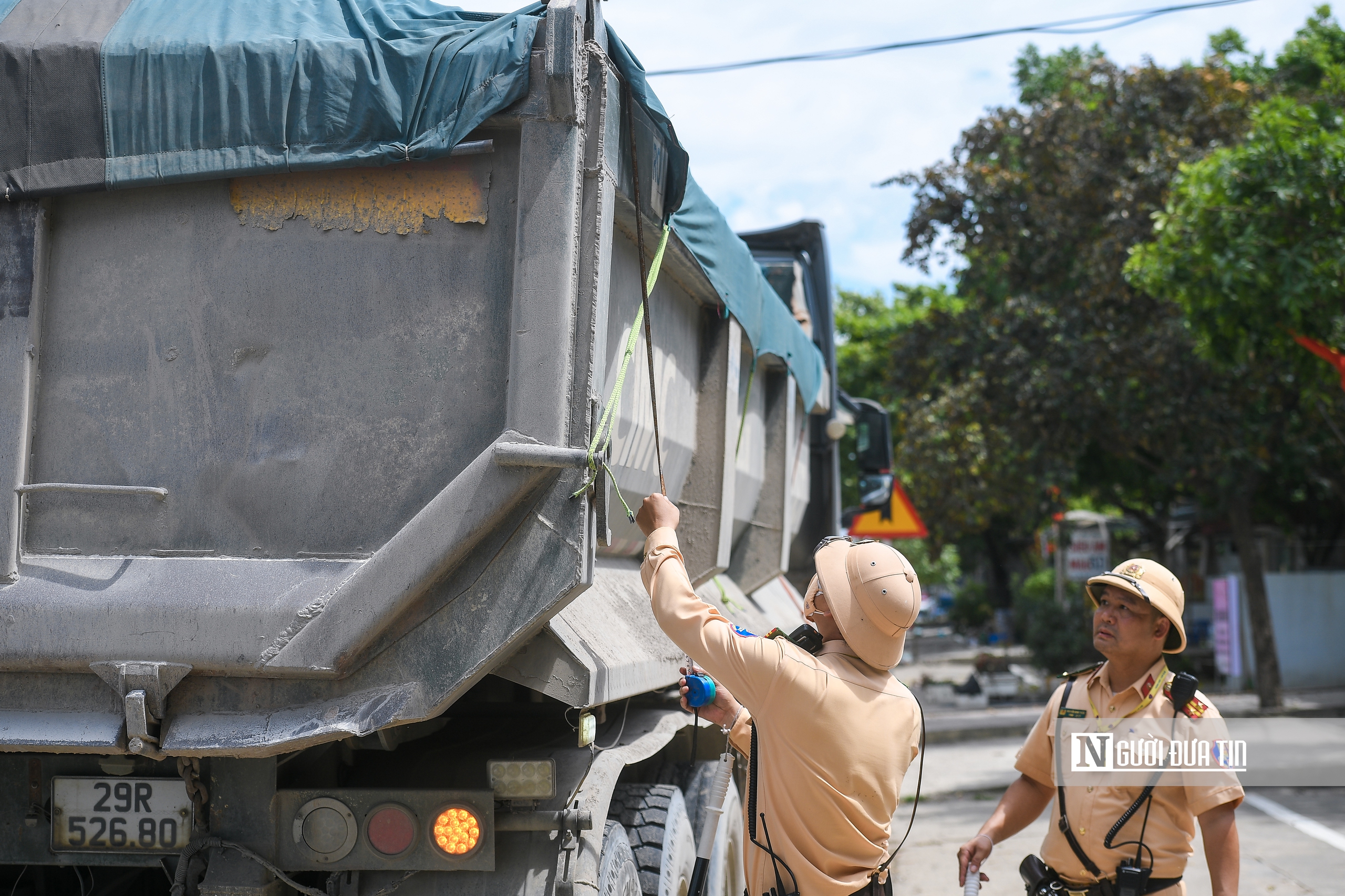 Cảnh sát giao thông Hà Nội đội nắng gần 40°C  xử lý xe quá tải- Ảnh 10.