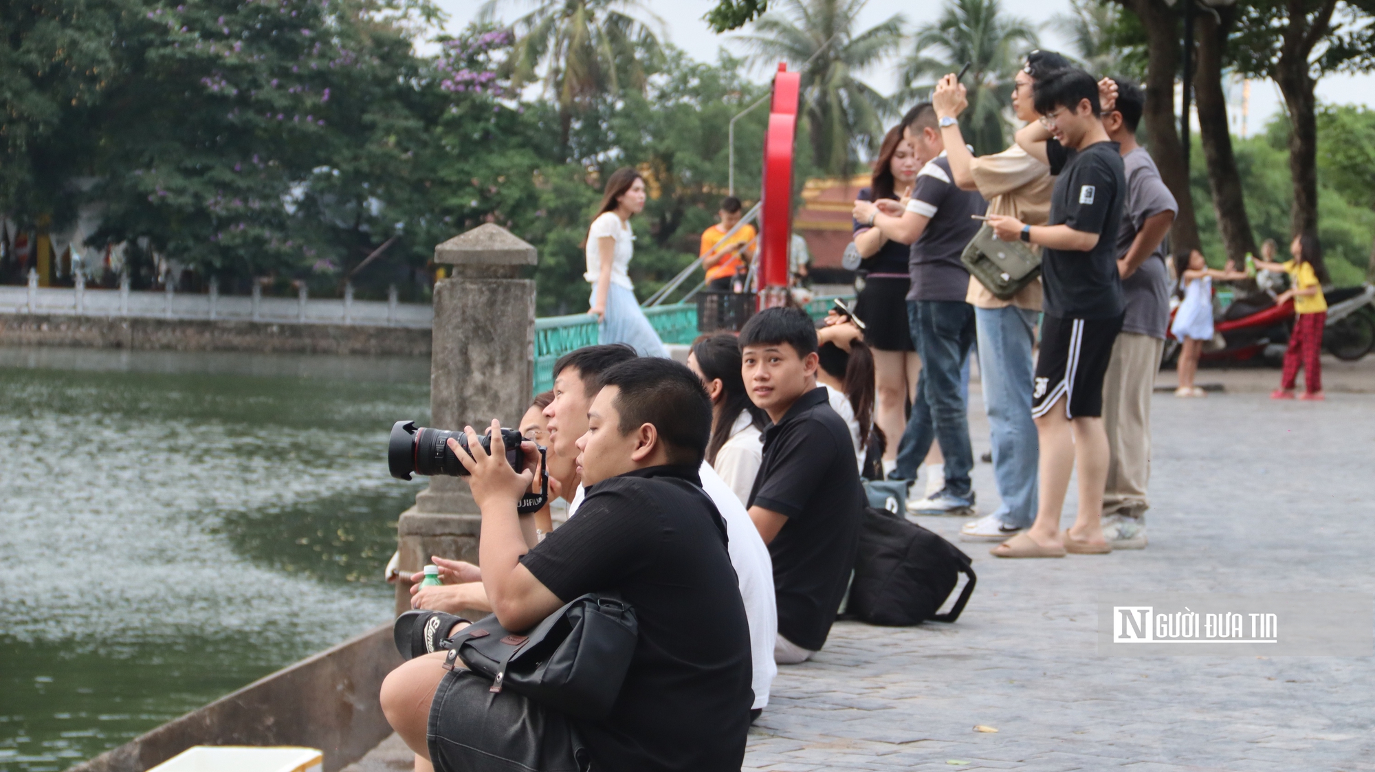 "Săn" hoàng hôn Hồ Tây: Cuộc chơi "đỏ đen" cùng thời tiết của các tay máy tự do - Ảnh 1. "Săn" hoàng hôn Hồ Tây: Cuộc chơi "đỏ đen" cùng thời tiết của các tay máy tự do - Ảnh 1.