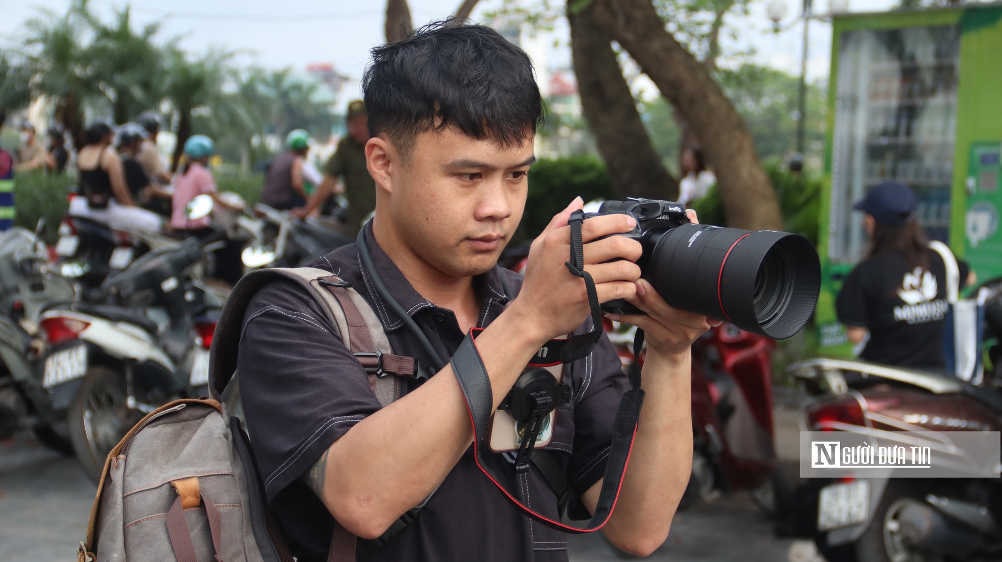 "Săn" hoàng hôn Hồ Tây: Cuộc chơi "đỏ đen" cùng thời tiết của các tay máy tự do - Ảnh 5. "Săn" hoàng hôn Hồ Tây: Cuộc chơi "đỏ đen" cùng thời tiết của các tay máy tự do - Ảnh 5.