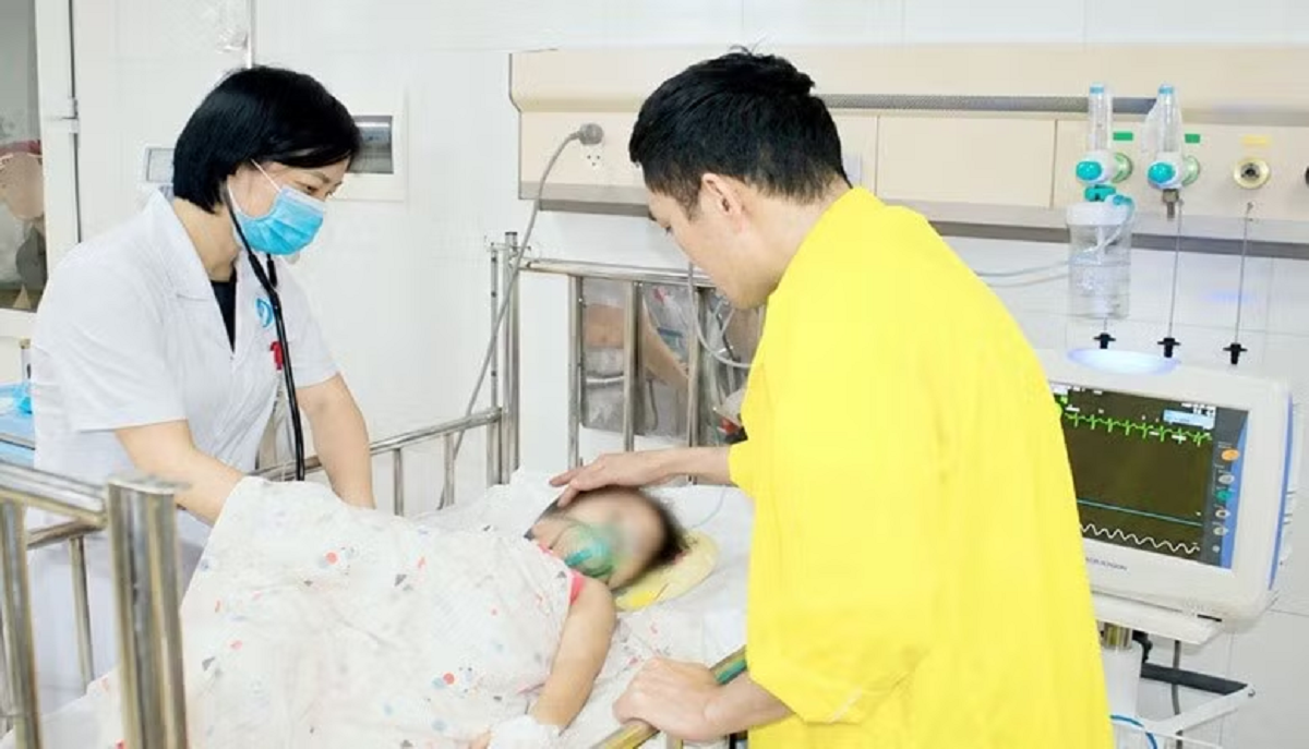 Khoảnh khắc thót tim: Bé 3 tuổi chui cổng sắt, suýt mất mạng- Ảnh 1.