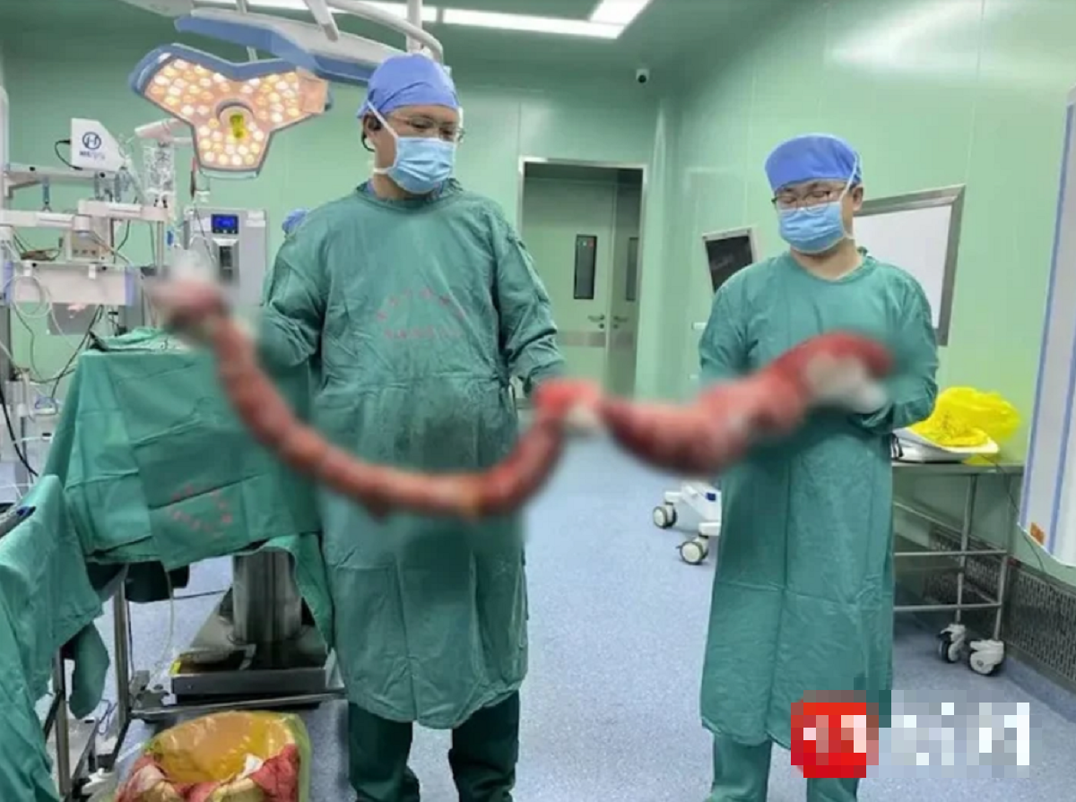 Người đàn ông 4 tháng không đi đại tiện, bụng phình to như 