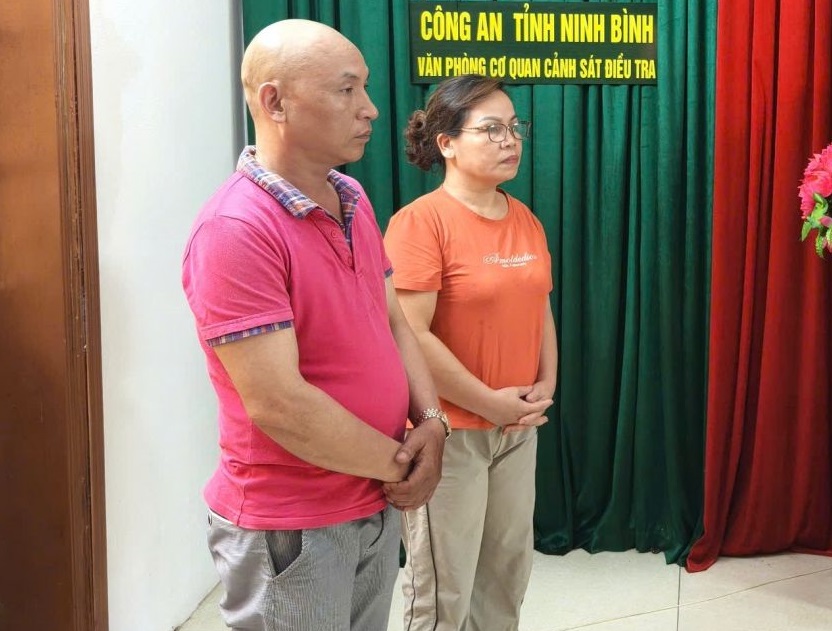 Bắt cặp vợ chồng đưa hối lộ làm sổ đỏ để bán đất trả nợ- Ảnh 1.