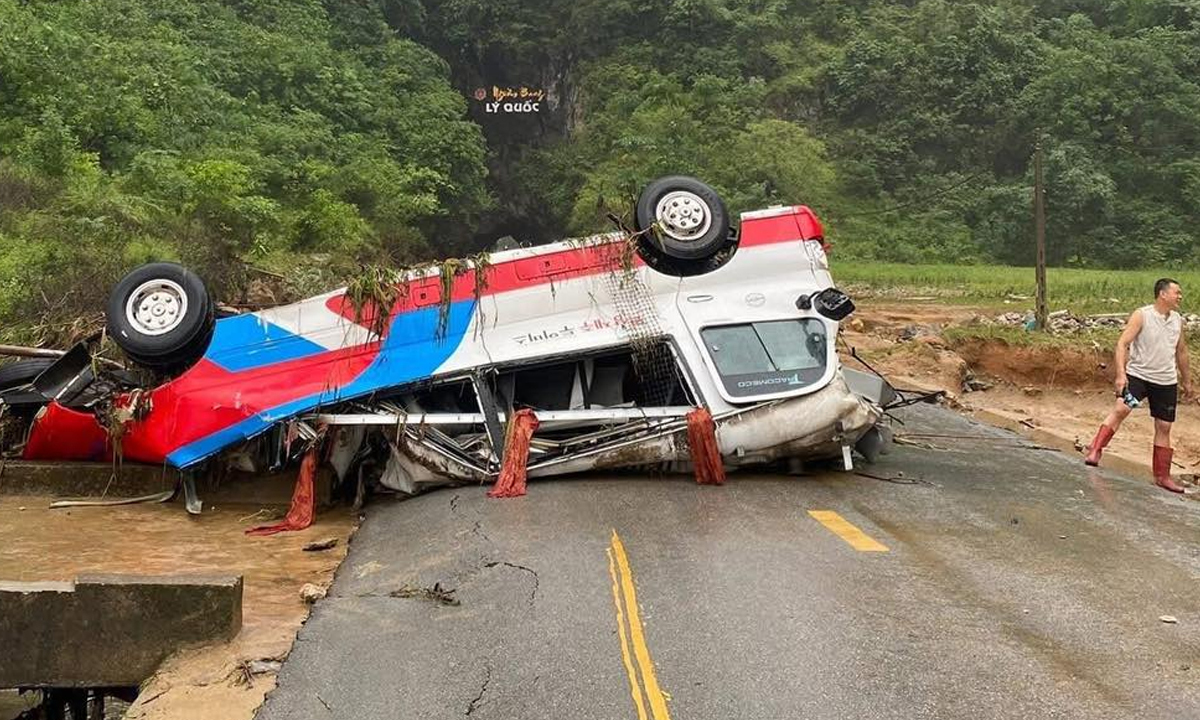 Tai nạn xe khách nghiêm trọng tại Tuyên Quang: Xe rơi xuống vực - Ảnh 2.