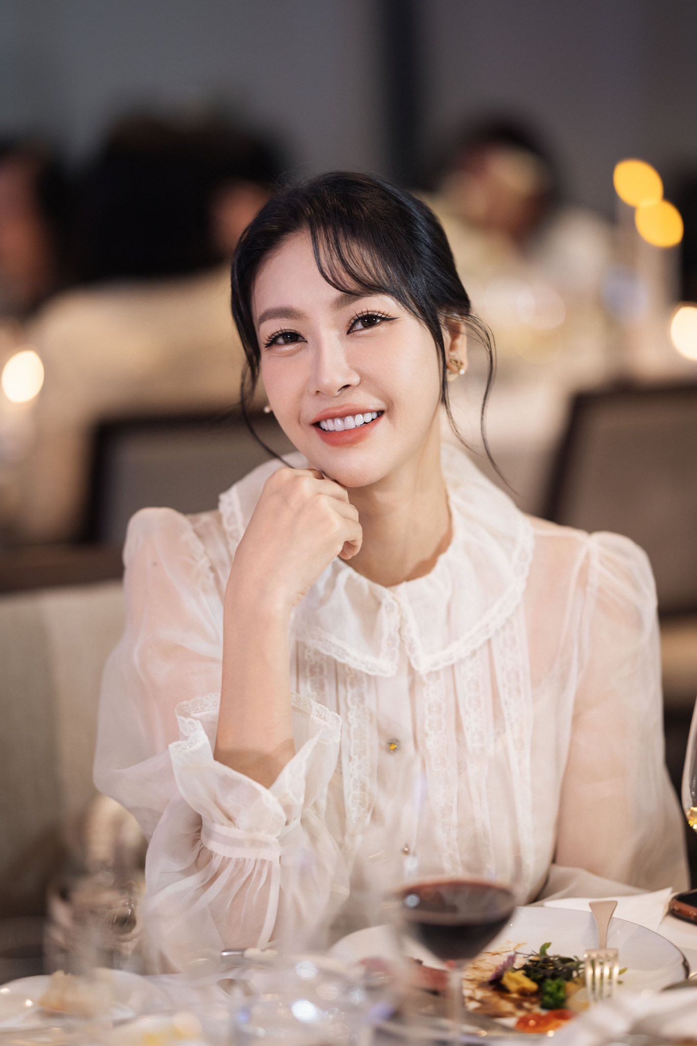 Hoa hậu Hà Kiều Anh khoe nhan sắc ngọt ngào đón tuổi 50 - Ảnh 6.