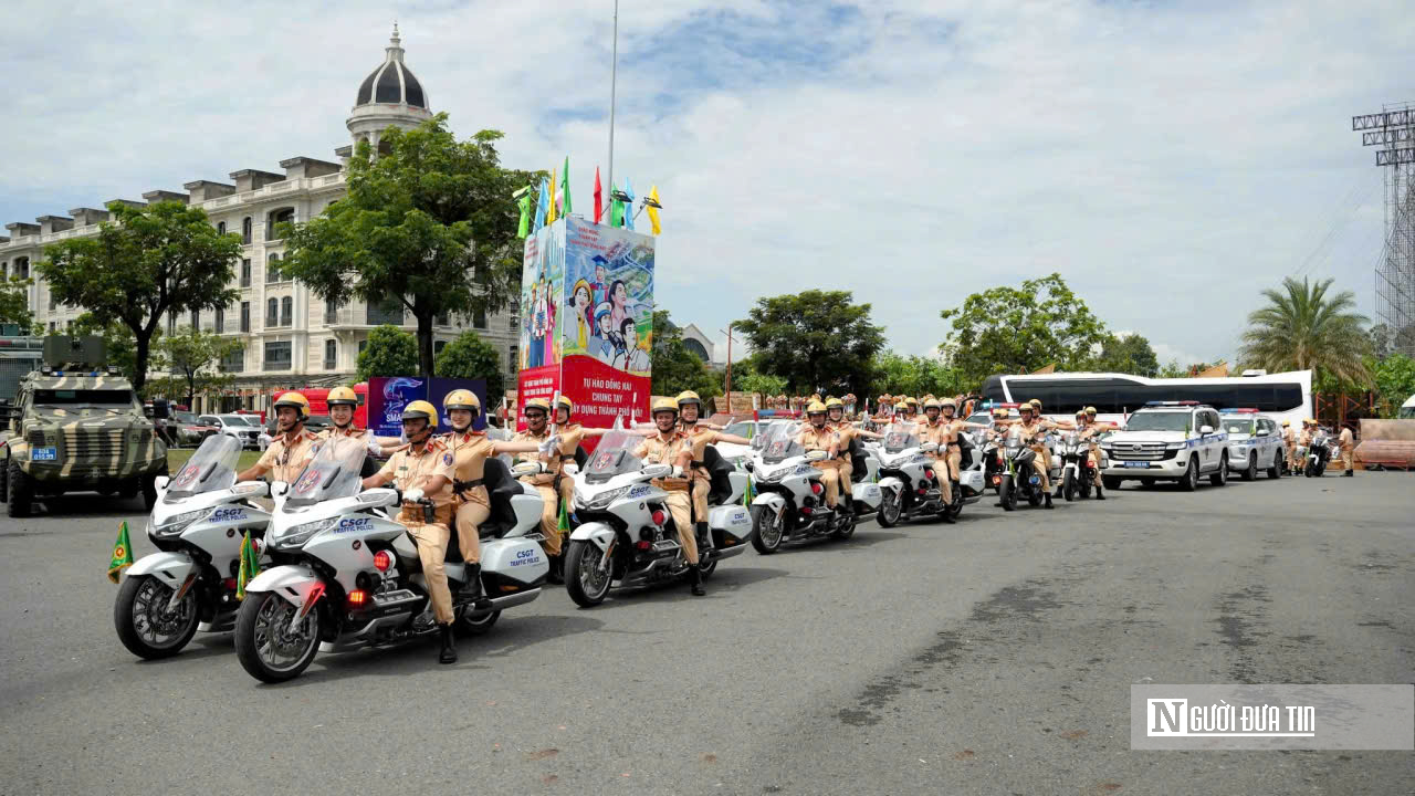 Giữa nắng n&oacute;ng 40 độ C, C&ocirc;ng an Đồng Nai căng m&igrave;nh giữ b&igrave;nh y&ecirc;n ng&agrave;y c&ocirc;ng bố th&agrave;nh phố trực thuộc Trung ương - Ảnh 1.