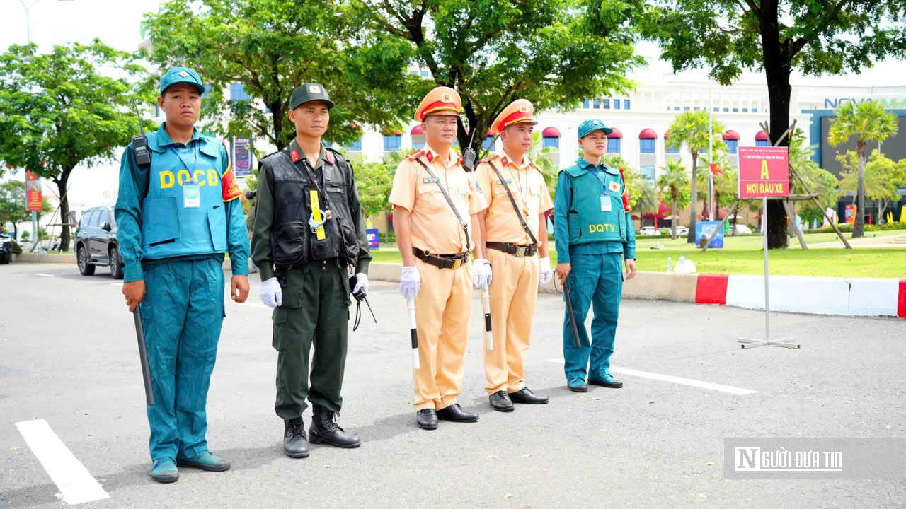 Giữa nắng n&oacute;ng 40 độ C, C&ocirc;ng an Đồng Nai căng m&igrave;nh giữ b&igrave;nh y&ecirc;n ng&agrave;y c&ocirc;ng bố th&agrave;nh phố trực thuộc Trung ương - Ảnh 3.