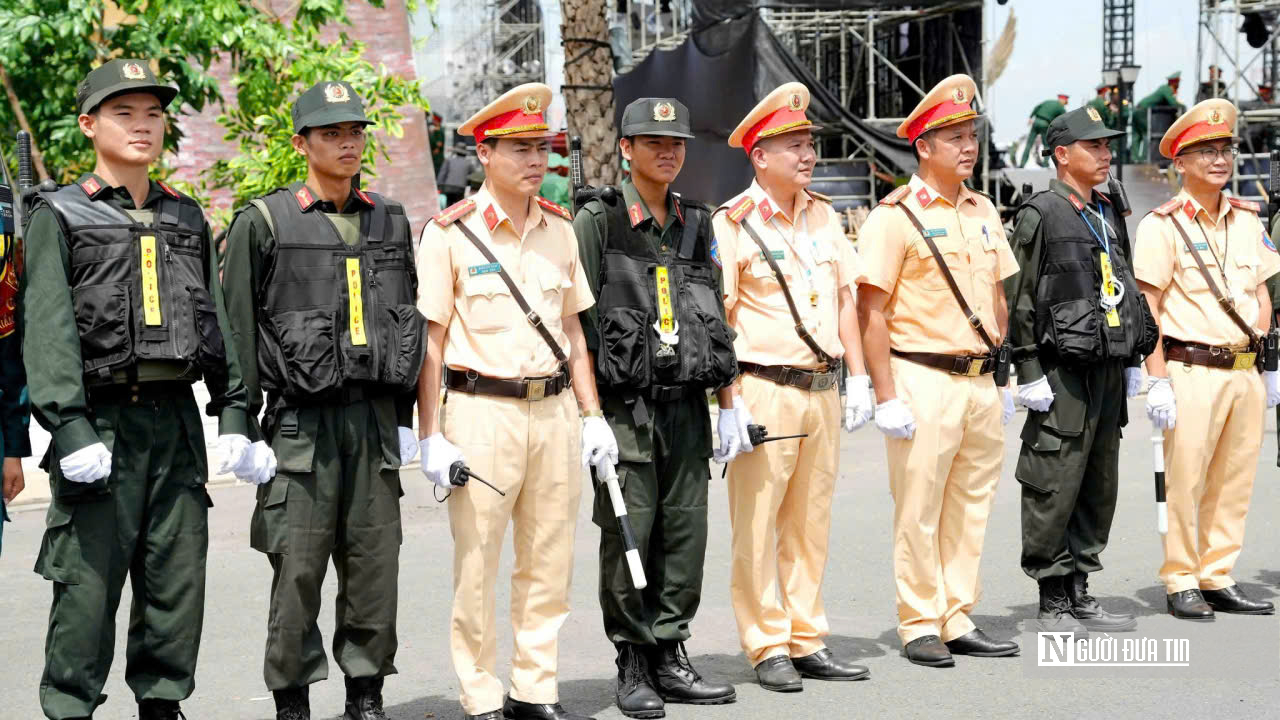 Giữa nắng n&oacute;ng 40 độ C, C&ocirc;ng an Đồng Nai căng m&igrave;nh giữ b&igrave;nh y&ecirc;n ng&agrave;y c&ocirc;ng bố th&agrave;nh phố trực thuộc Trung ương - Ảnh 4.