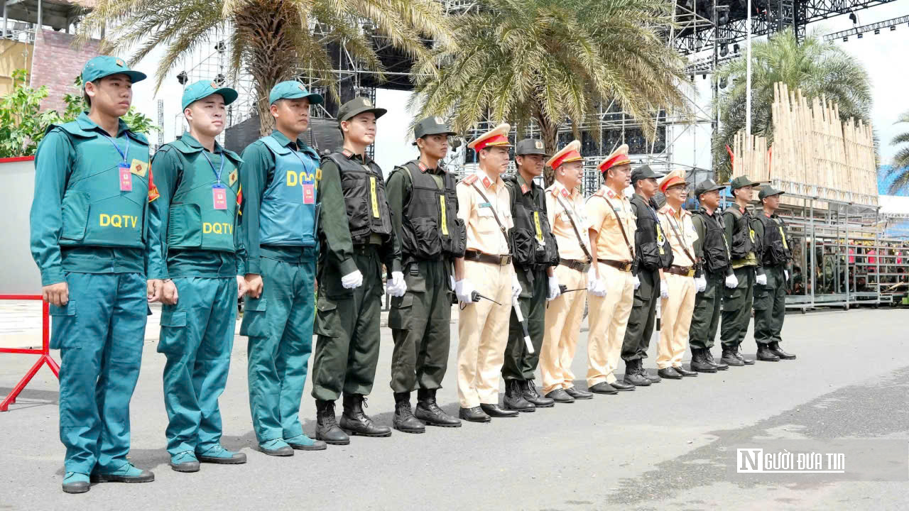 Giữa nắng n&oacute;ng 40 độ C, C&ocirc;ng an Đồng Nai căng m&igrave;nh giữ b&igrave;nh y&ecirc;n ng&agrave;y c&ocirc;ng bố th&agrave;nh phố trực thuộc Trung ương - Ảnh 6.