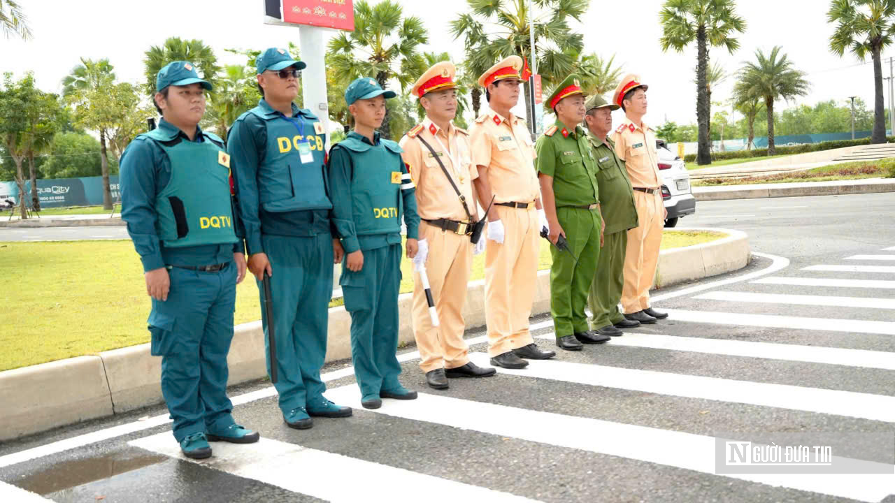Giữa nắng n&oacute;ng 40 độ C, C&ocirc;ng an Đồng Nai căng m&igrave;nh giữ b&igrave;nh y&ecirc;n ng&agrave;y c&ocirc;ng bố th&agrave;nh phố trực thuộc Trung ương - Ảnh 8.