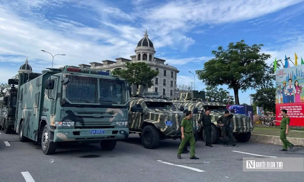 Giữa nắng n&oacute;ng 40 độ C, C&ocirc;ng an Đồng Nai căng m&igrave;nh giữ b&igrave;nh y&ecirc;n ng&agrave;y c&ocirc;ng bố th&agrave;nh phố trực thuộc Trung ương - Ảnh 12.
