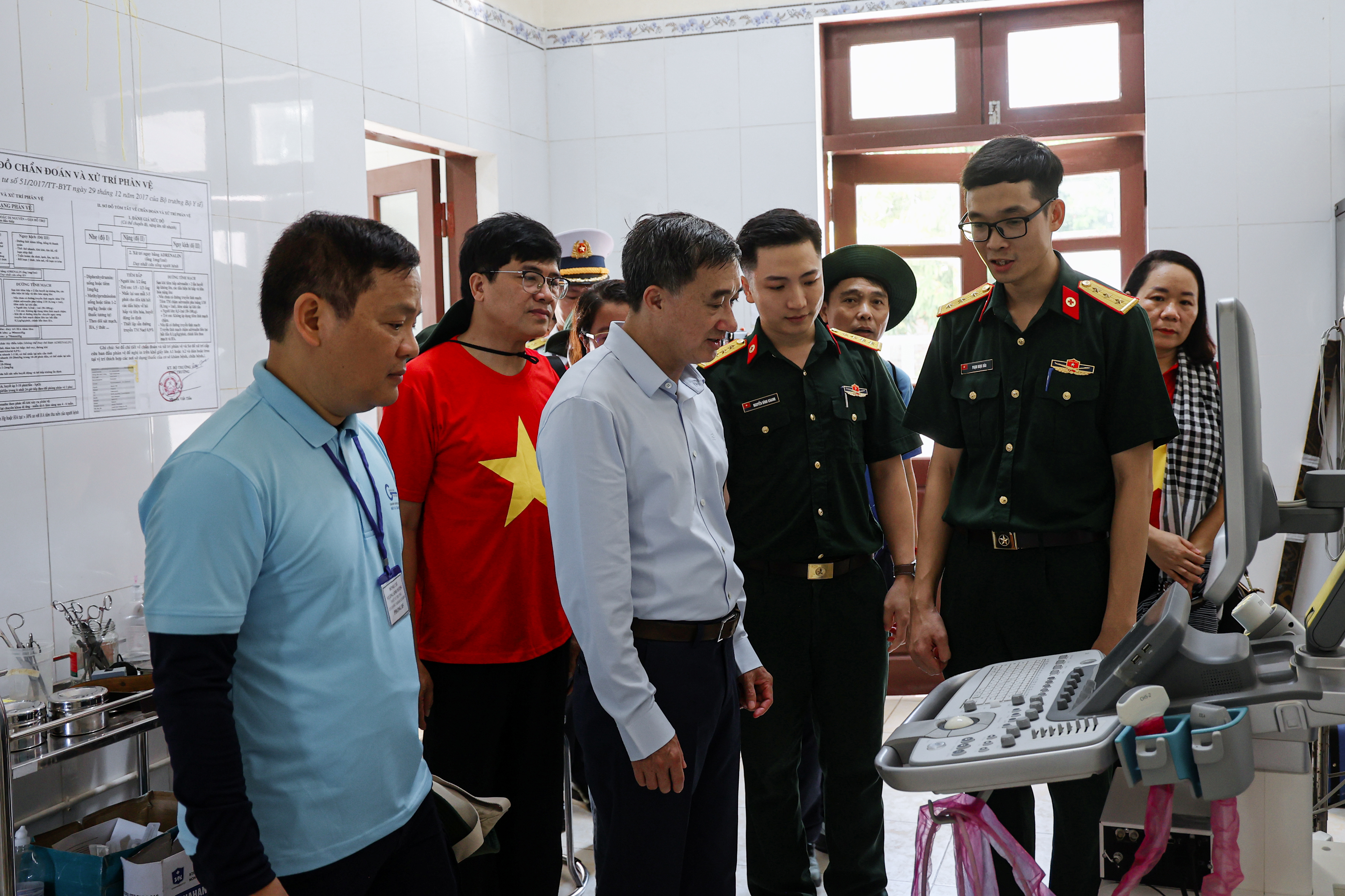 Thứ trưởng Bộ Y tế: Không để thầy thuốc cống hiến nơi đảo xa bị thiệt thòi- Ảnh 2. Thứ trưởng Bộ Y tế: Không để thầy thuốc cống hiến nơi đảo xa bị thiệt thòi- Ảnh 2.