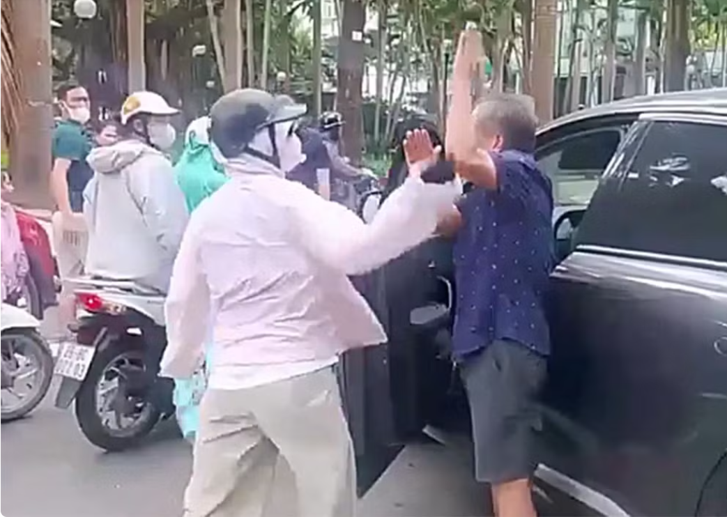 Người phụ nữ đi SH chửi tục, tát liên tiếp tài xế ô tô giữa phố bị công an mời lên làm việc- Ảnh 1.