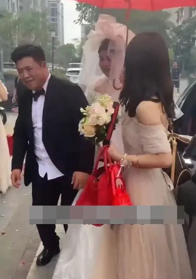 Định bước xuống xe, cô dâu lập tức bị ngăn lại vì lý do này - Ảnh 2.
