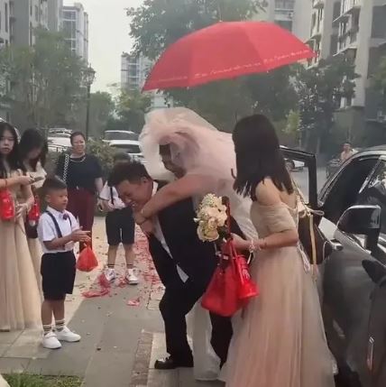 Định bước xuống xe, cô dâu lập tức bị ngăn lại vì lý do này - Ảnh 1.
