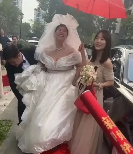 Định bước xuống xe, cô dâu lập tức bị ngăn lại vì lý do này - Ảnh 3.