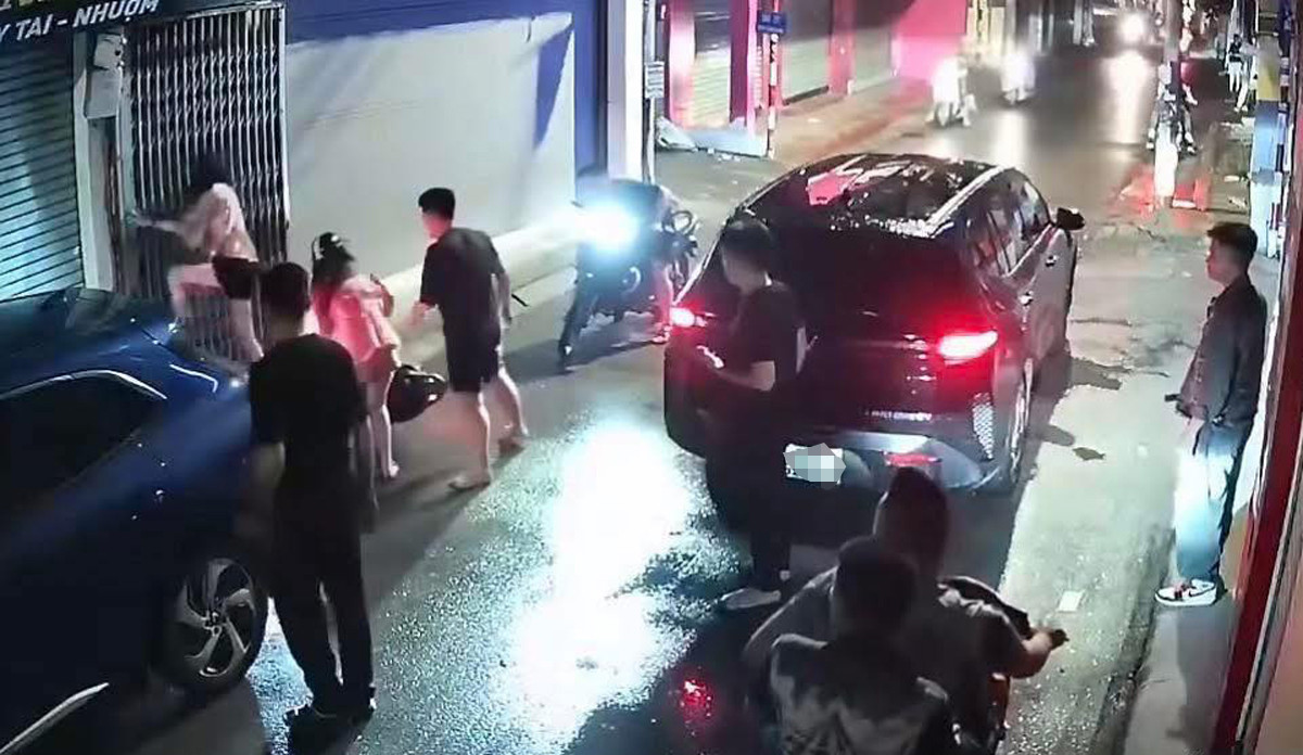 Hà Nội: Công an xác minh vụ 2 cô gái bị nhóm thanh niên đuổi đánh giữa đêm - Ảnh 1.