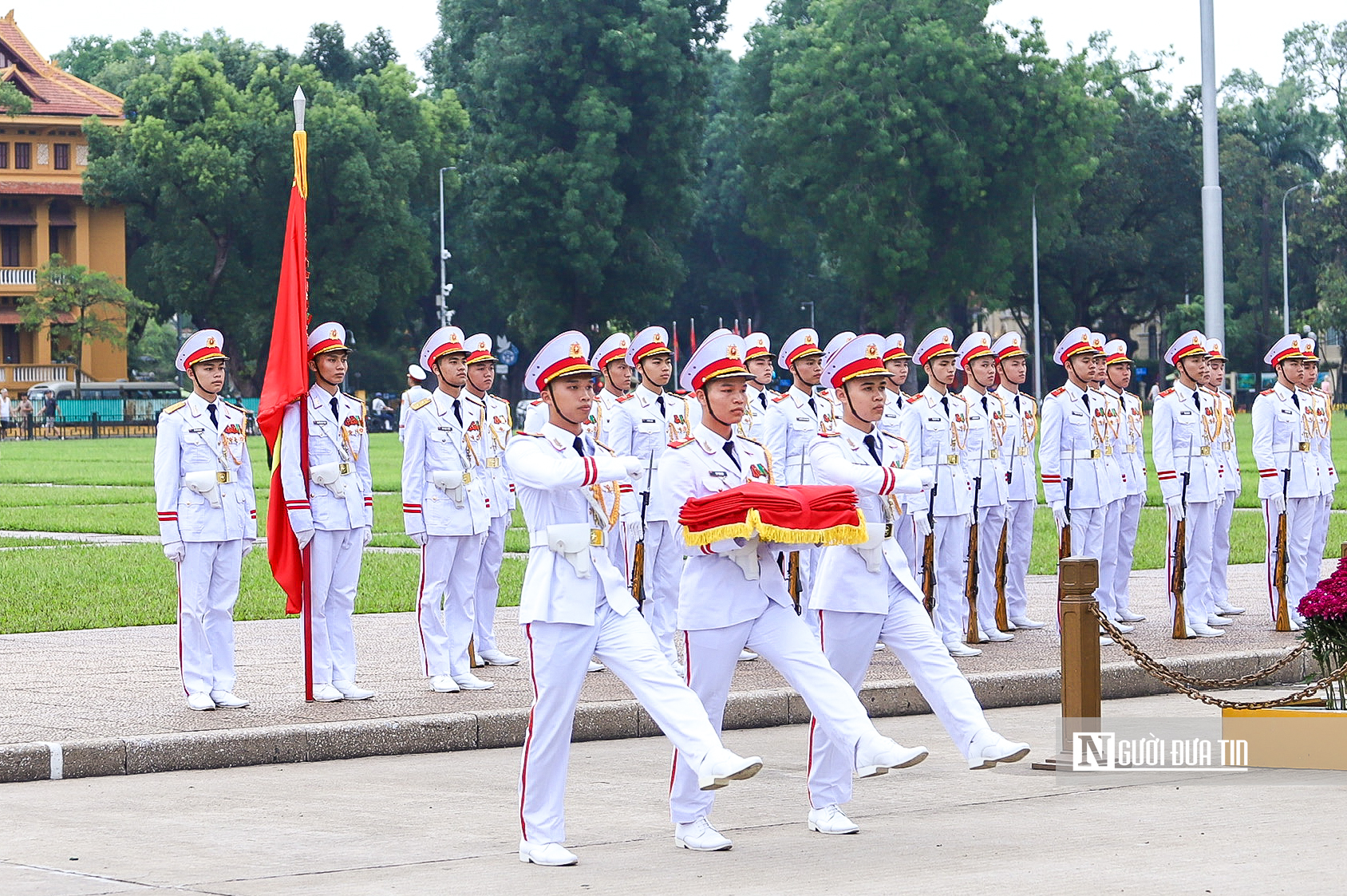 Trang nghiêm nghi lễ thượng cờ kỷ niệm 136 năm ngày sinh Chủ tịch Hồ Chí Minh- Ảnh 4. Trang nghiêm nghi lễ thượng cờ kỷ niệm 136 năm ngày sinh Chủ tịch Hồ Chí Minh- Ảnh 4.