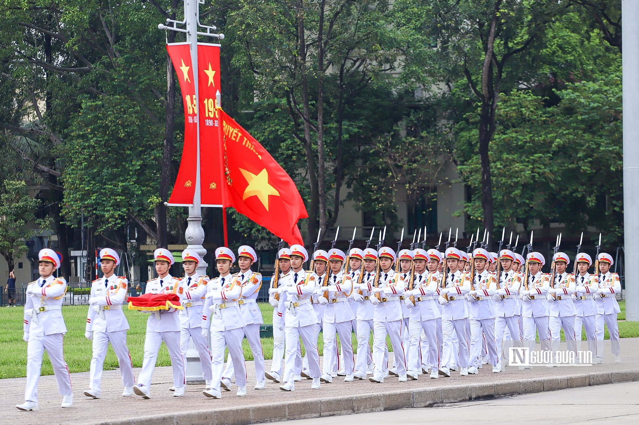 Trang nghiêm nghi lễ thượng cờ kỷ niệm 136 năm ngày sinh Chủ tịch Hồ Chí Minh- Ảnh 2. Trang nghiêm nghi lễ thượng cờ kỷ niệm 136 năm ngày sinh Chủ tịch Hồ Chí Minh- Ảnh 2.