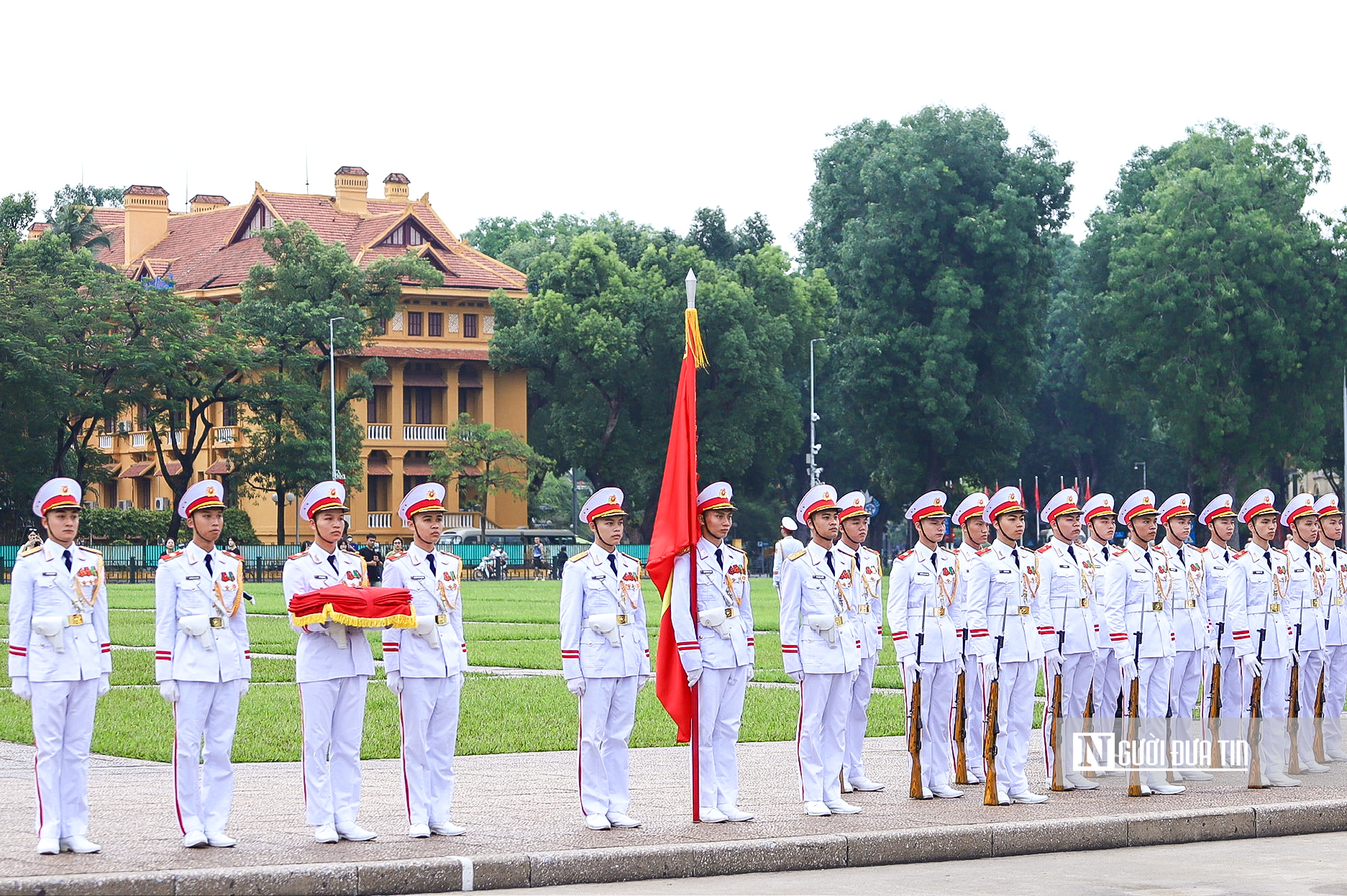 Trang nghiêm nghi lễ thượng cờ kỷ niệm 136 năm ngày sinh Chủ tịch Hồ Chí Minh- Ảnh 3. Trang nghiêm nghi lễ thượng cờ kỷ niệm 136 năm ngày sinh Chủ tịch Hồ Chí Minh- Ảnh 3.