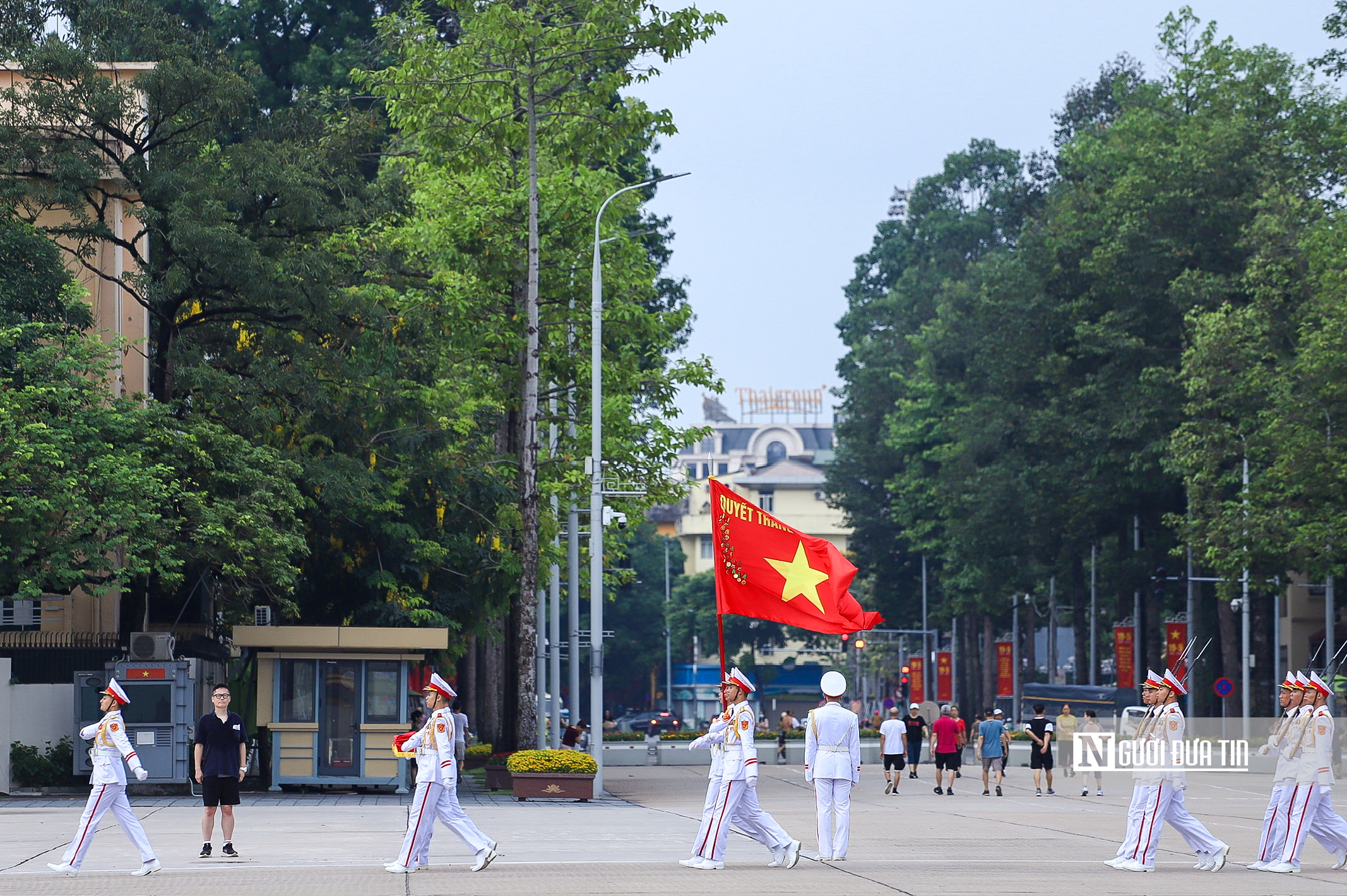 Trang nghiêm nghi lễ thượng cờ kỷ niệm 136 năm ngày sinh Chủ tịch Hồ Chí Minh- Ảnh 1. Trang nghiêm nghi lễ thượng cờ kỷ niệm 136 năm ngày sinh Chủ tịch Hồ Chí Minh- Ảnh 1.
