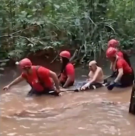 Phi công mất tích được tìm thấy còn sống sau tai nạn máy bay - Ảnh 4.