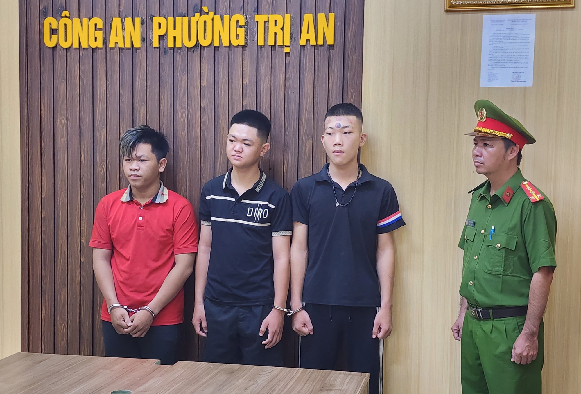 Bắt nhóm đối tượng ném bom xăng vào nhà đối thủ - Ảnh 1.