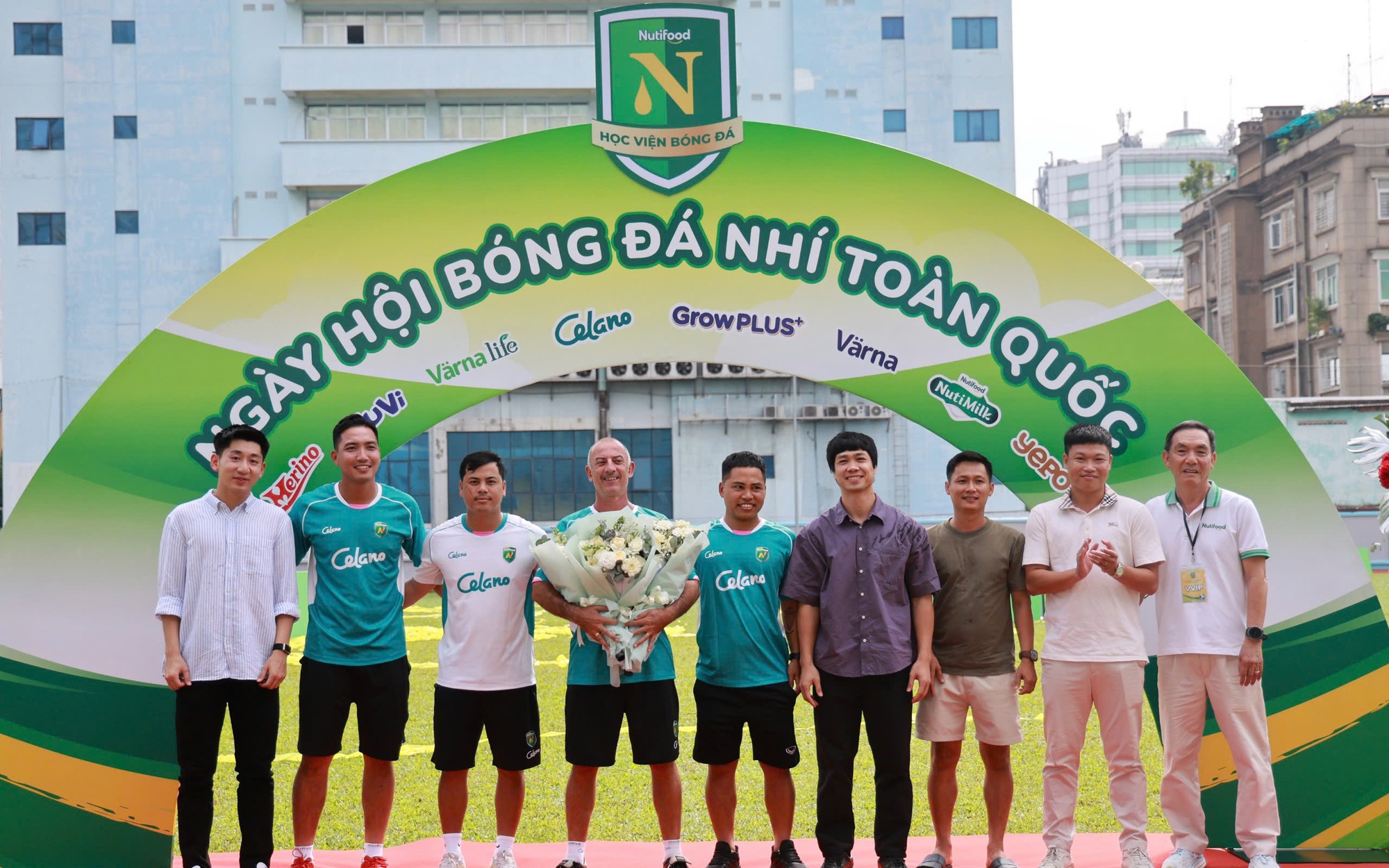 HLV Guillaume Graechen nhận Kỷ niệm chương Vì sự nghiệp bóng đá Việt Nam