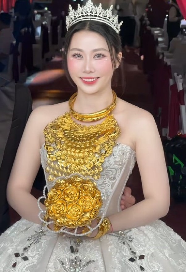 Cận cảnh bó hoa cưới 10 lượng vàng của cô dâu miền Tây gây sốt MXH - Ảnh 1.