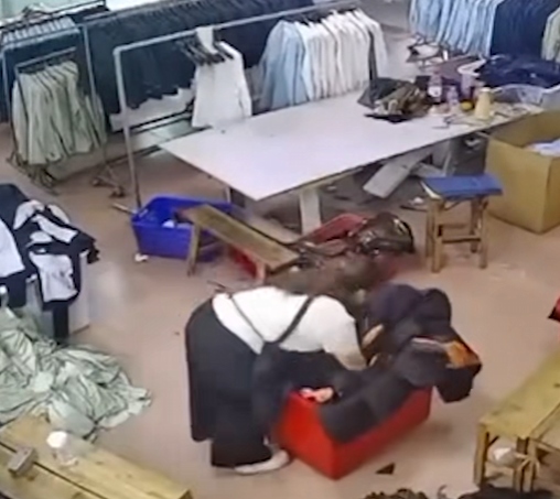 B&eacute; trai bị chấn thương n&atilde;o khi tr&egrave;o v&agrave;o th&ugrave;ng quần &aacute;o chơi - Ảnh 2.