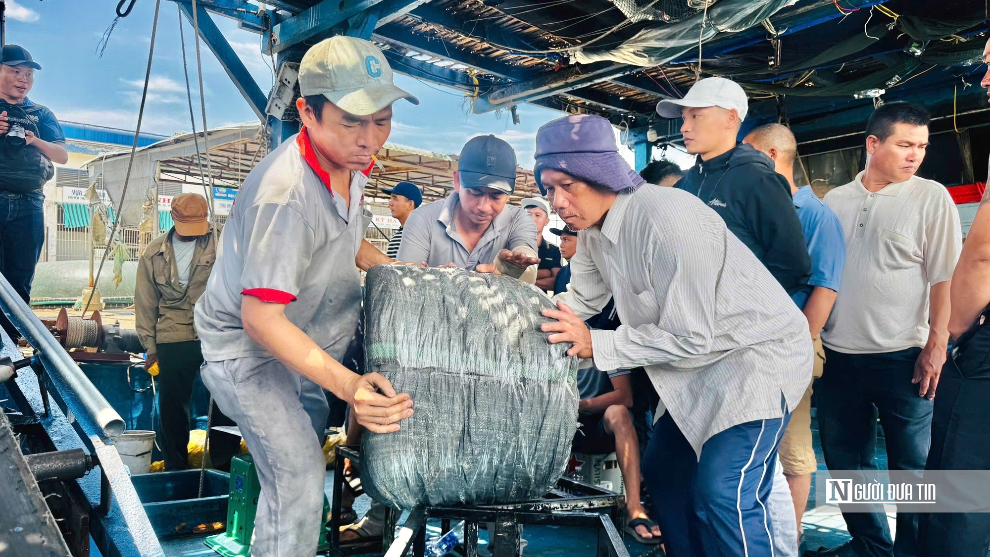 Tàu đầy ắp hải sản nhưng ngư dân Quảng Ngãi vẫn phải “gửi nhờ” cảng ngoài tỉnh - Ảnh 2.